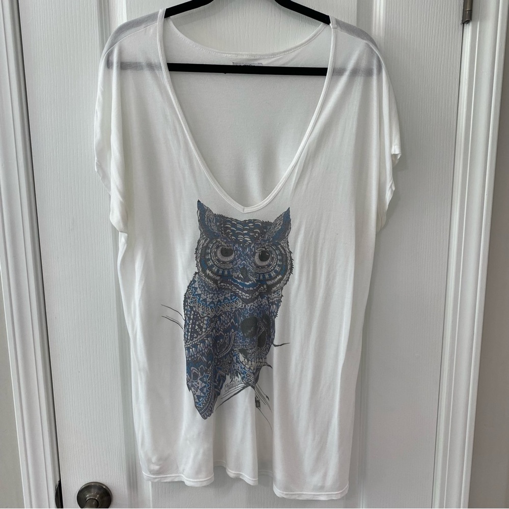 Lauren Moshi white v-neck tee with blue mandala skull with owl headdress